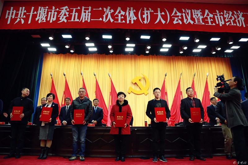 十堰精密新動(dòng)力科技有限公司榮獲“2016年度工業(yè)轉(zhuǎn)型升級優(yōu)秀企業(yè)”稱號