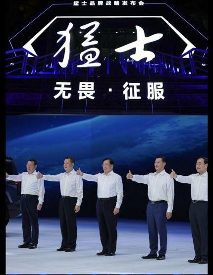中國悍馬“猛士”登場，國產(chǎn)電動車為啥掀起了硬派越野風(fēng)？